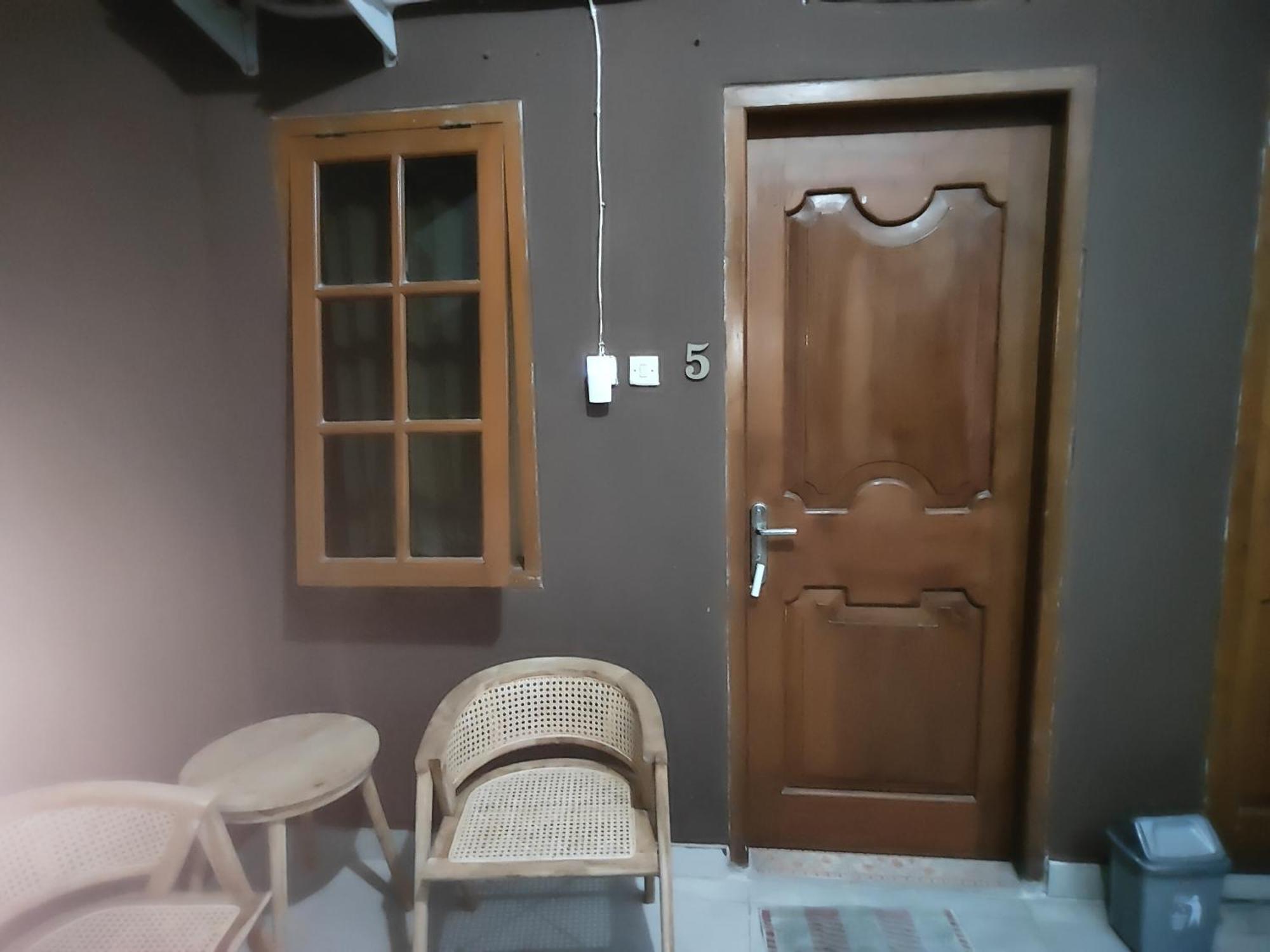 Tirto 27 Homestay 요그야카르타 외부 사진